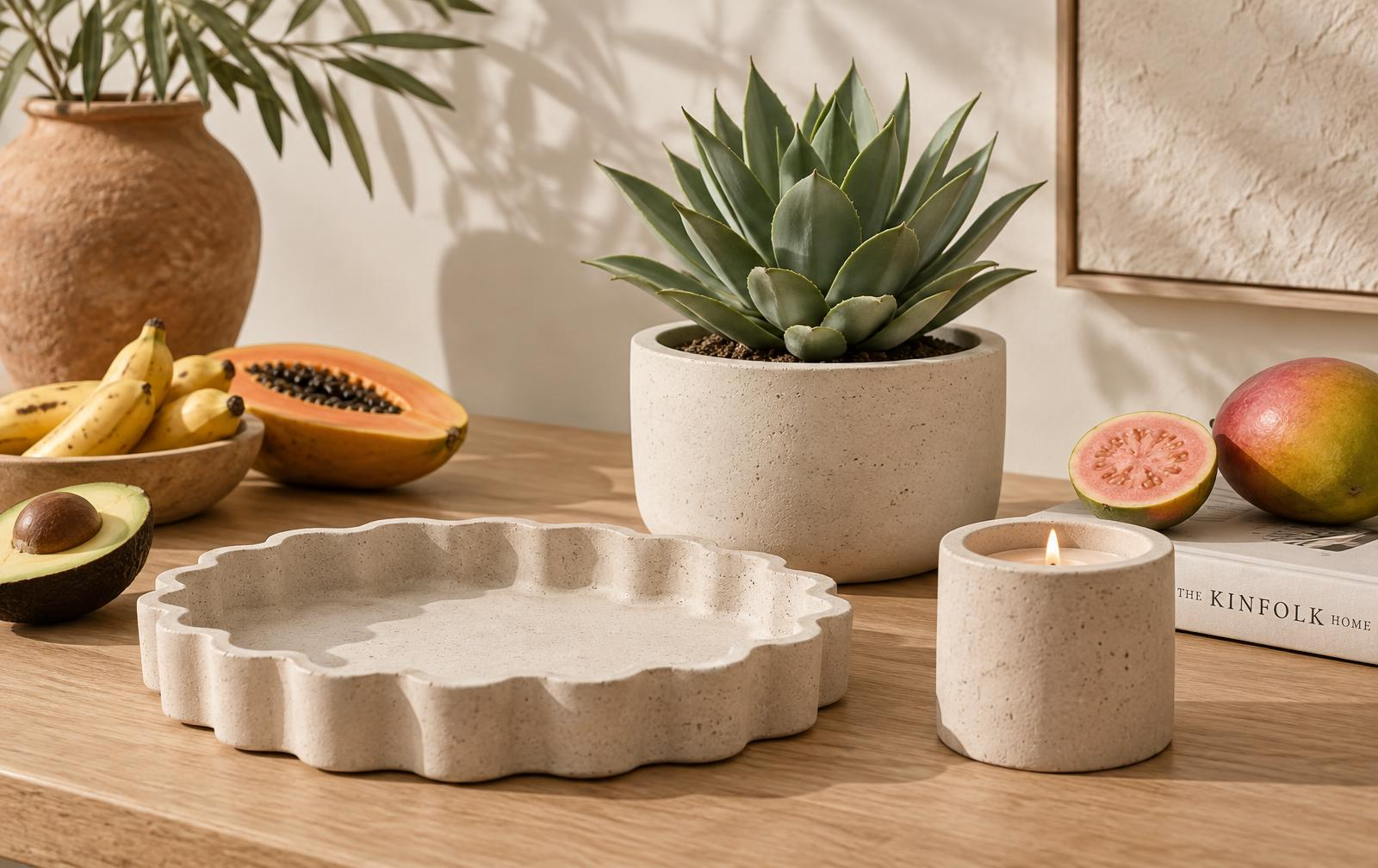 Piezas artesanales de Zenith Terra sobre una mesa de madera en un hogar cálido con luz natural